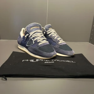 Blå sneakers från Philippe Model - Feta Phillipe Model trainers som passar perfekt för vardagen. Båda sulorna är slitna annars är skorna i bra skick. Skorna är storlek 40 men passar 41 med innermåttet 25,5.Dustbag medföljer. Priset är ej hugget i sten och kan diskuteras vid en smidig affär.