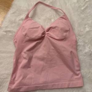 Rosa tränings halternecktopp - Säljer en rosa tränings topp med halterneck. Toppen är oanvänd. Skriv privat vid frågor/ mer bilder💗💗💗
