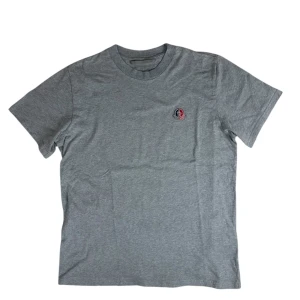 Moncler T-Shirt  - Moncler T-Shirt Grey label. Storlek L. Skick 9/10. Nya säsongen nypris 3650. Pris 1090kr!