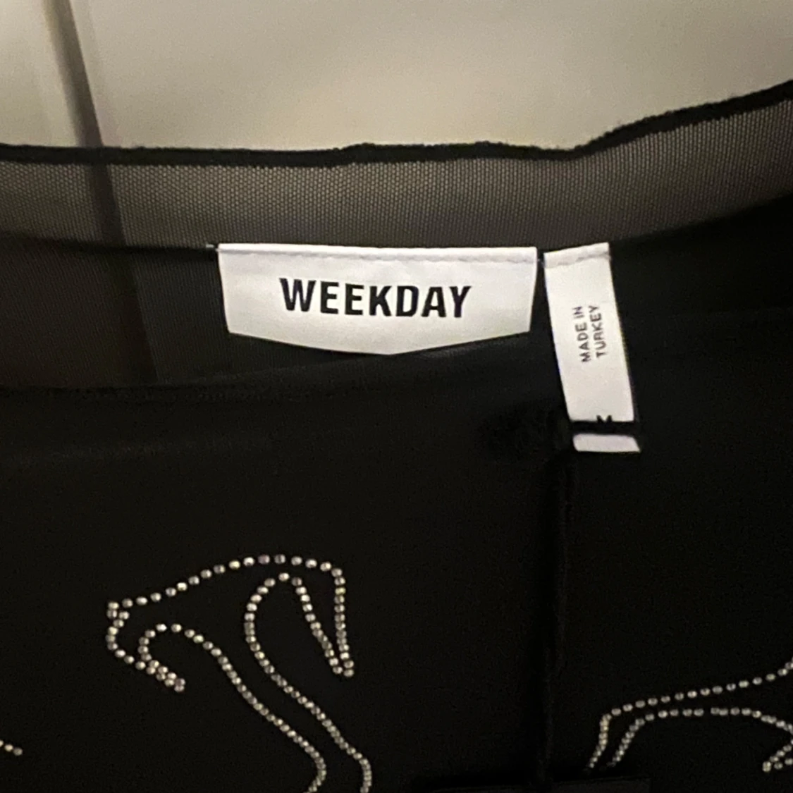 Svart mesh blusa med mönster från Weekday - 1