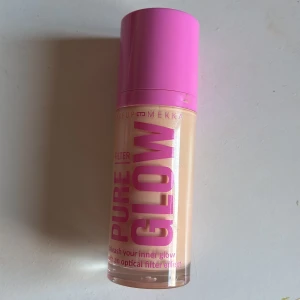 Pure Glow foundation från Makeup Mekka - Säljer denna eftersom att jag inte använder den längre. Mycket finns kvar och har bara använts några gånger. frakt ingår, tar bara emot Swish tryck ej på köp nu och om du har fler frågor är det bara att skriva till mig 💕