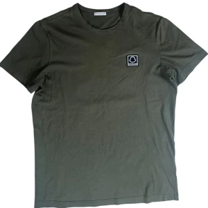 Moncler  - Moncler T-Shirt. Storlek L. Skick 9/10 som ny. Färg Khaki Grön. Pris 1090kr finns att köpa via Fashionels.com 