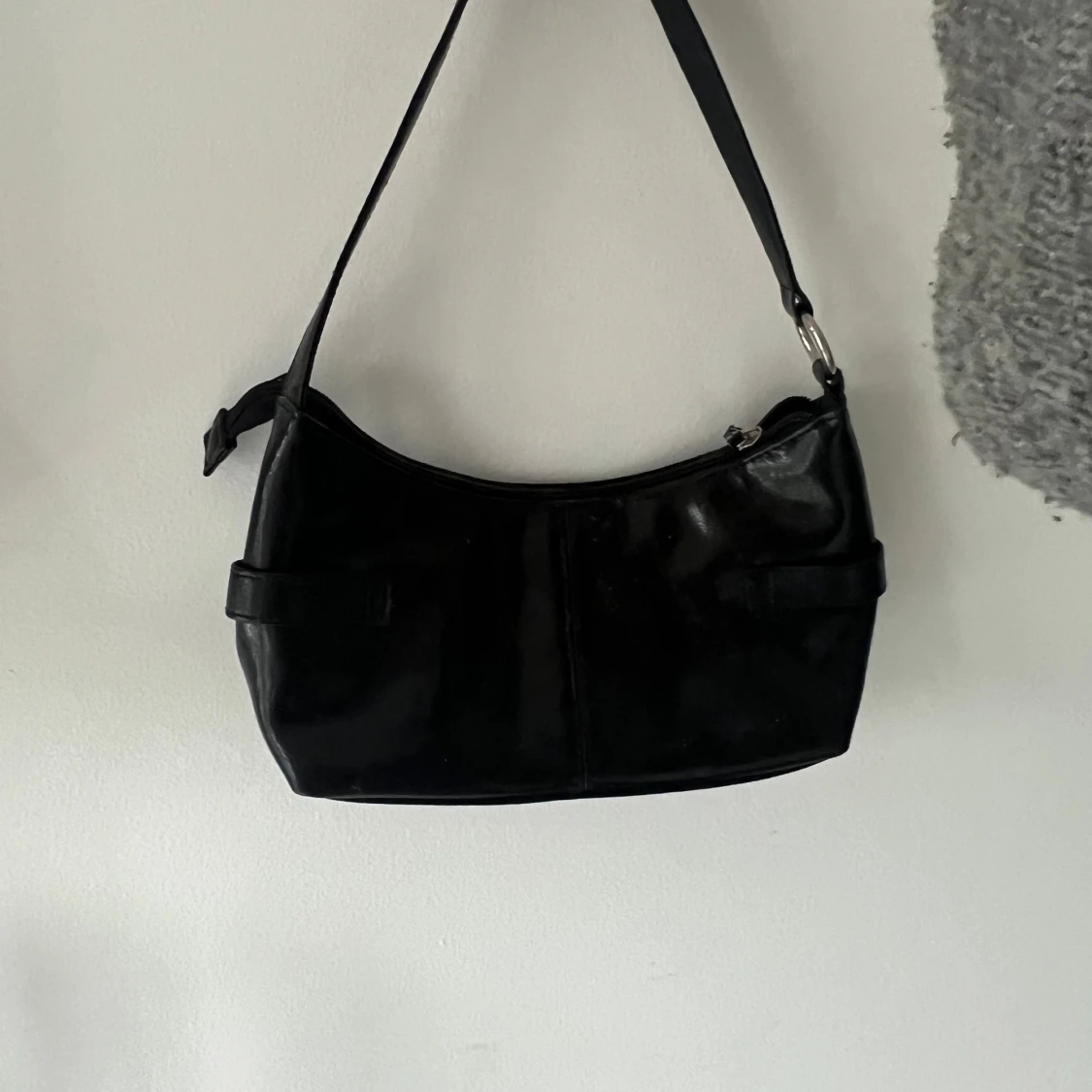 Svart axelväska med spänndetaljer - 1