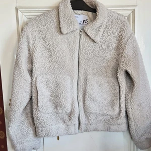 Ljusbeige teddyjacka  - Mysig ljusbeige teddyjacka med dragkedja framtill och två stora fickor. I fint skick, skriv för fler bilder. Storlek 158/164🥰