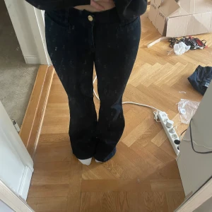  bootcut jeans  - Säljer ett par mörkblå jeans som är utsvängda. I strl 27. Köpta second hand men i fint skick!