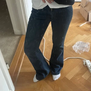 Bootcut jeans  - Säljer ett par mörkblå jeans som är utsvängda. I strl 27. Köpta second hand men i fint skick!