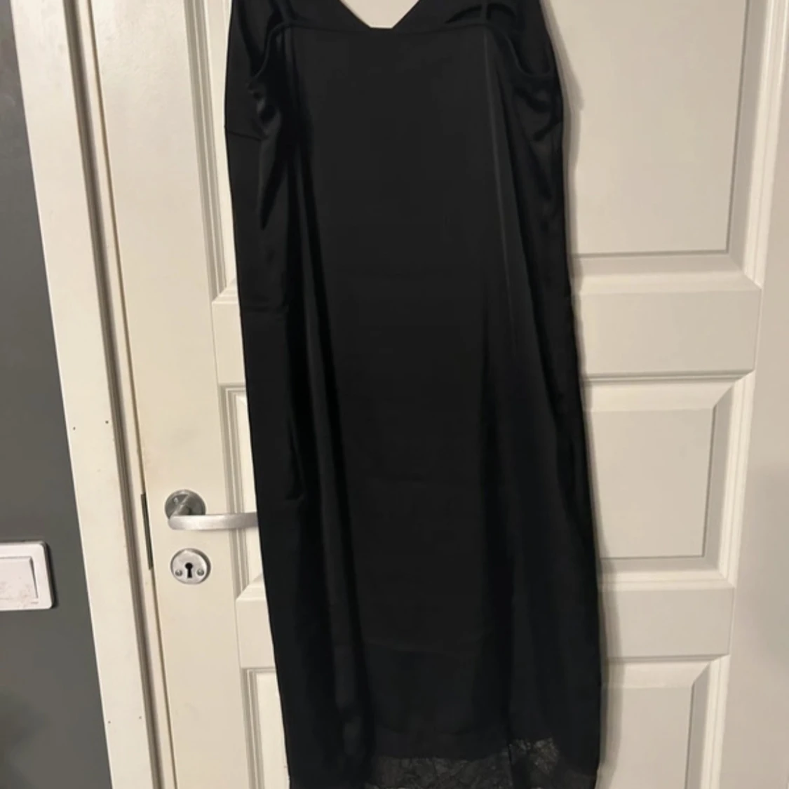 Svart långklänning med spetskant - 1