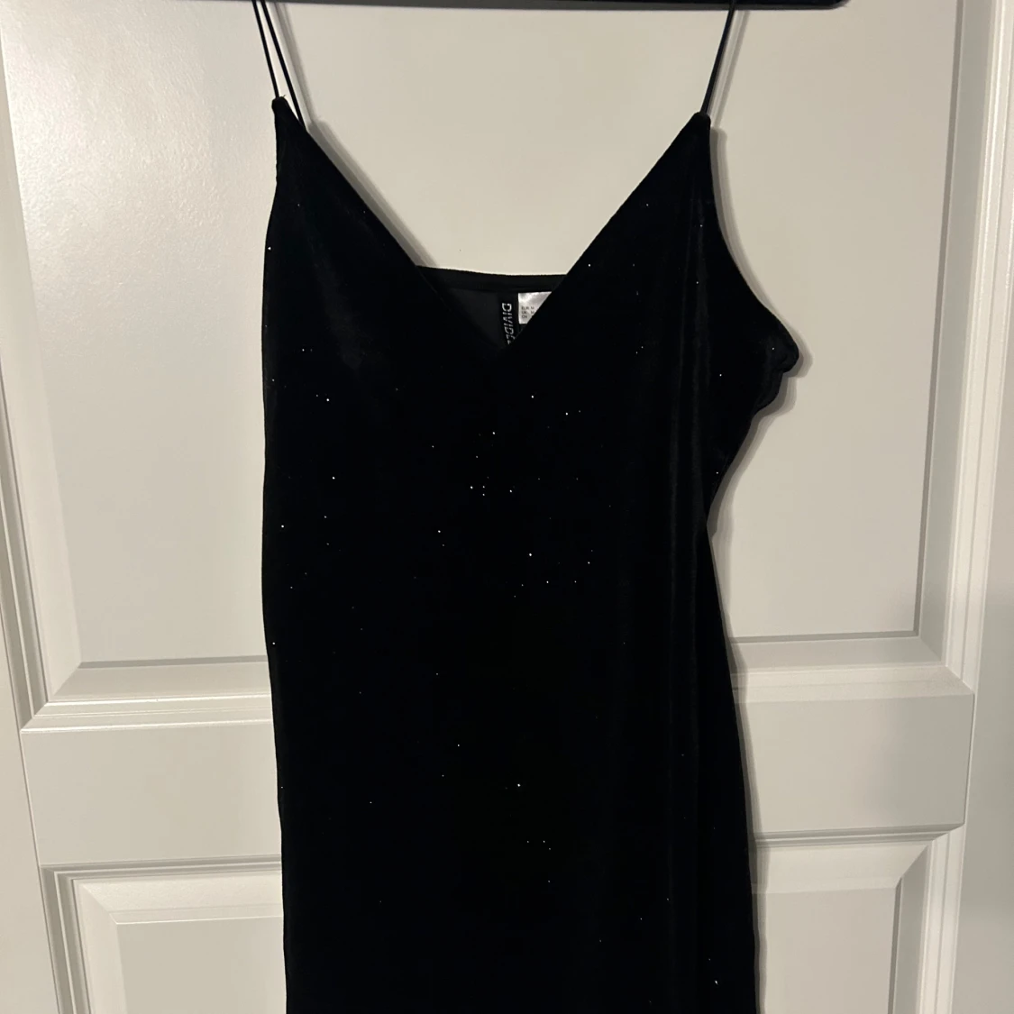 Svart glittrig klänning med smala axelband