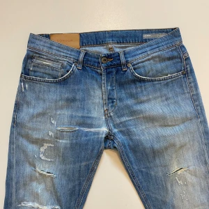 Dondup George jeans med slitningar - Ljusblåa dondup George jeans med slitningar (Storlek 33) längd 100cm Midjebredd 40cm Mycket bra skick ||  Pris kan diskuteras ||  Skriv vid minsta fråga eller fundering💯🤝