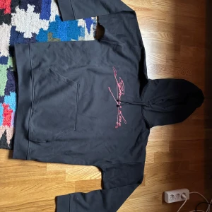 Yung lean exclusive 1st march hoodie - Helt ny hoodie från words affair till yung lean konserten som var 1 mars. Size XL helt ny! Pris går att diskuteras.