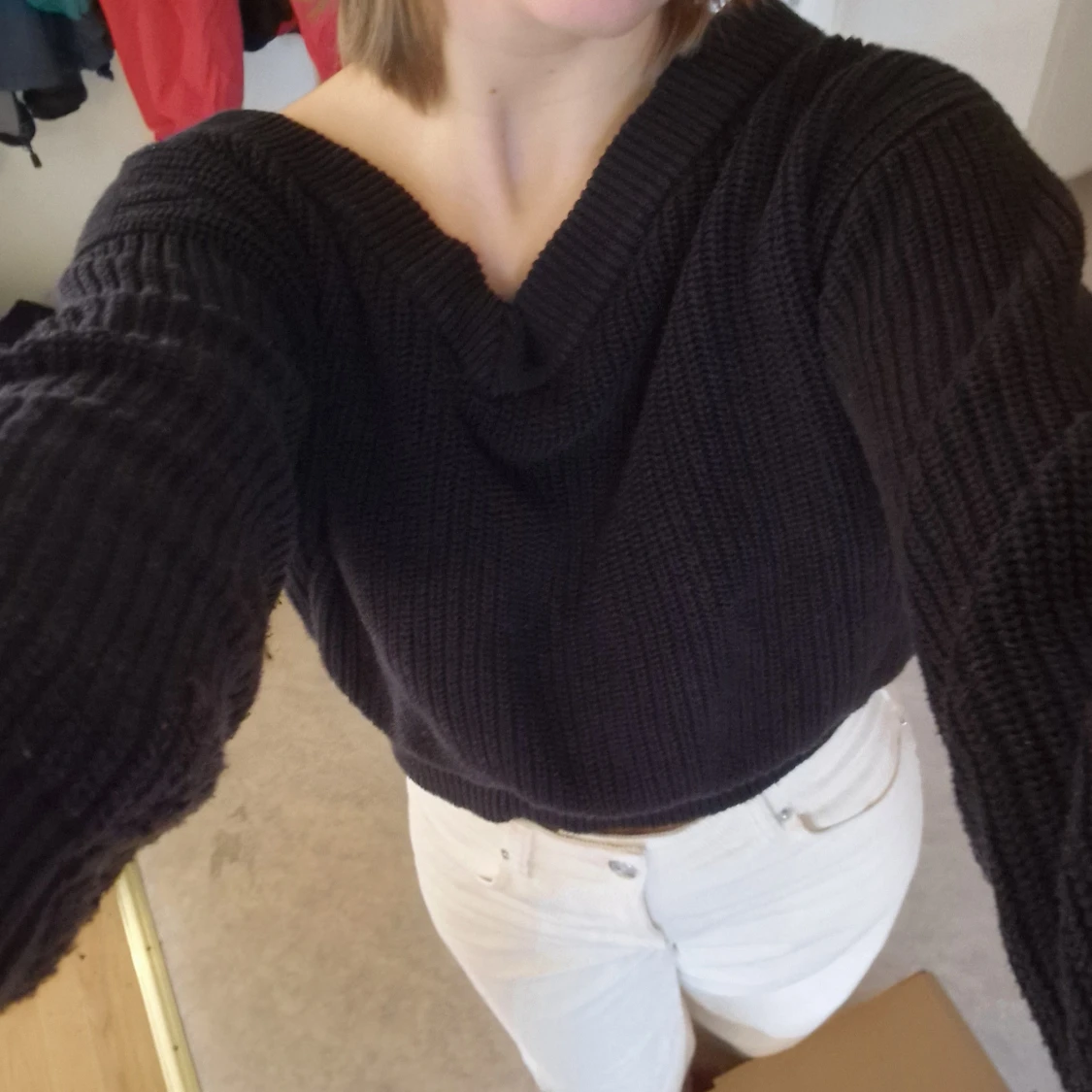 Svart stickad offshouldertröja