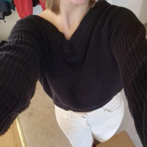 Svart stickad offshouldertröja - Säljer en svart stickad tröja med bred v-ringning som går att bära offshoulder. Tröjan är lite croppad och har långa ärmar med. Perfekt för dig som vill ha en avslappnad men ändå snygg stil. Skriv vid frågor!✨️ Samfraktar gärna så kika in mina andra inlägg!✨️
