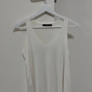 Vit topp från Mango - Skönt linne från mango. Endast använd ett fåtal gånger💕