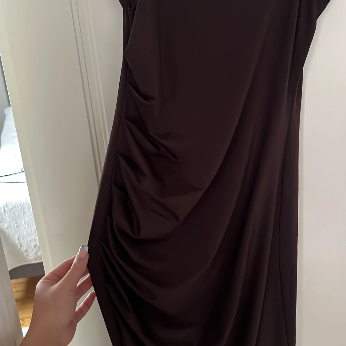 Mörkbrun långklänning med tunna axelband - 2