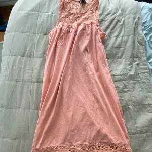 Rosa klänning  - Rosa sommar klänning men detaljer uppe och nere