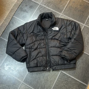 Svart pufferjacka från The North Face - den passar M!! Säljer en svart pufferjacka från The North Face då jag inte använder den längre! 