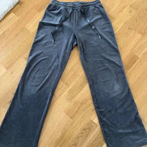 Mörkgrå mjukisbyxor med dragsko från Gina tricot - Mörkgrå mjukisbyxor med raka ben. Byxorna har en avslappnad passform och är tillverkade i ett mjukt, fleeceliknande material. Perfekta för en chill vardagslook. Tyvärr har de blivit små på mig. 