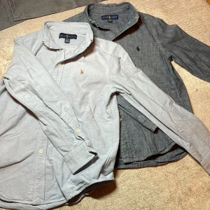 Två skjortor från Ralph Lauren - Vi säljer båda dessa Polo Ralph Lauren skjortor för endast 465kr i storlek 10-12 år. Om du vill köpa separat så finns båda i våra andra annonser. Vi stryker innan vi fraktar.