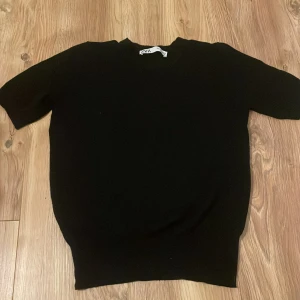 Svart kortärmad tröja från Zara  - Svart stickad tröja från Zara i storlek S🤍