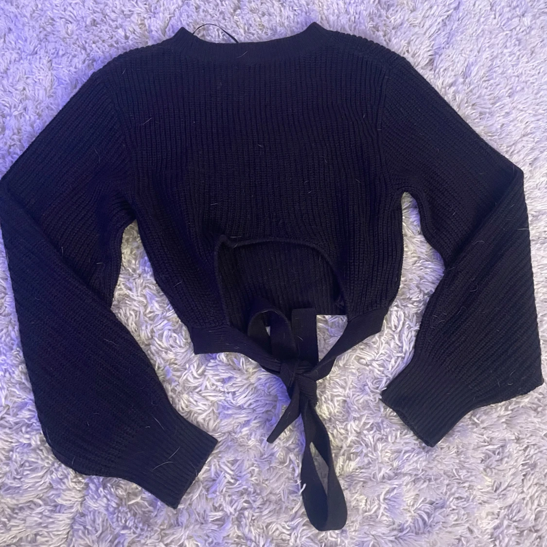 Svart croppad stickad tröja med öppen rygg och knyt - 3