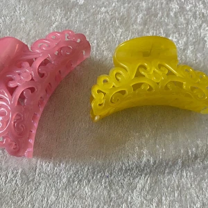Färgglada hårklämmor i plast - Säljer fyra hårklämmor i plast i olika färger: rosa, gul, beige och mintgrön. Två av klämmorna har ett utskuret, snirkligt mönster och två har ett randigt mönster i form av moln. Perfekta för att sätta upp håret på ett snyggt sätt. 65kr/2st (bild)   Ny 