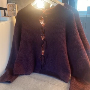 Vi röd kofta med rosetter - Jättesöt kofta från Gina Young 💗knappt använd i storlek 170 som en S 💗