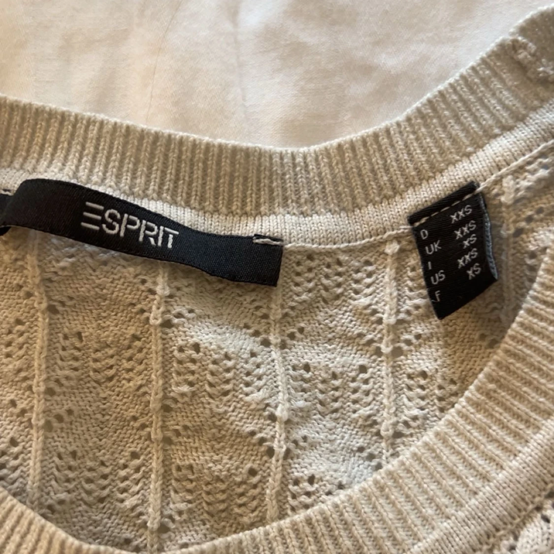 Beige finstickad topp - 2