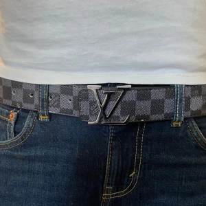 Luis vuitton bälte - Ett snyggt svart bälte med silver spänne från Luis Vuitton