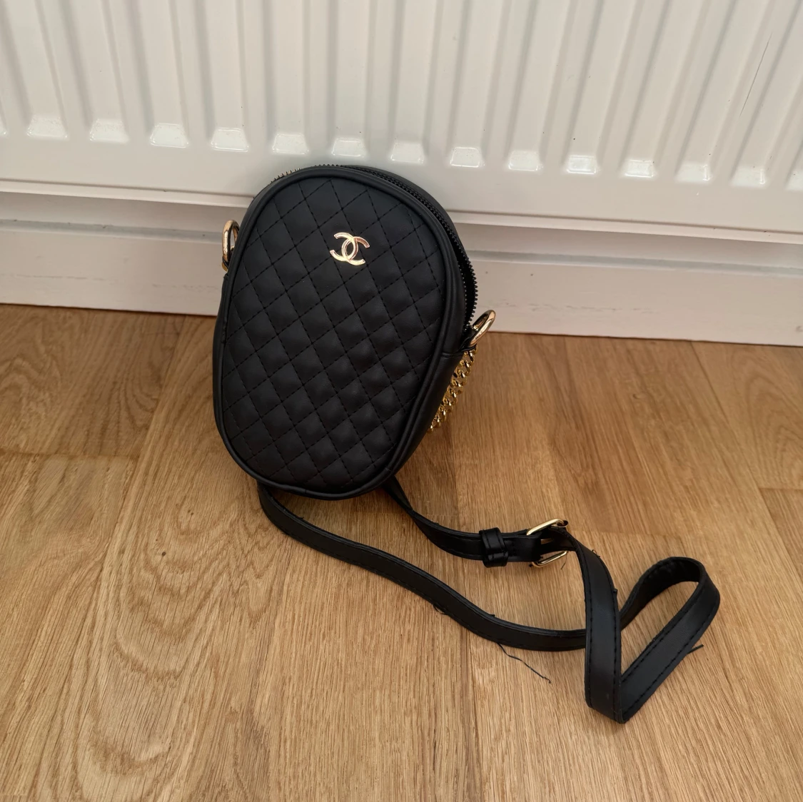 Svart quiltad axelväska