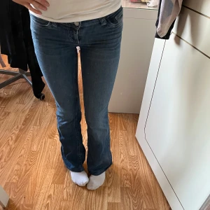 Nelly jeans - Jättesnygga jeans från Nelly som tyvärr blivit lite små för mig. De är uppsydda typ 6 cm så de passar bra till någon runt 155-160 cm💕 är själv ca 160🫶storlek 32✨