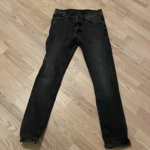 Nudie jeans - Säljer mina svarta nudie jeans av modellen Grim tim. Väldigt bra skick. Storlek W31 L32. Hör av dig vid minsta fundering