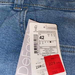  jeansbyxor  - Säljer ett par ljusblå jeansbyxor från DeFacto i storlek 42 (EU). Klassisk femficksmodell med normal passform och hög midja. Perfekta till vardags och lätta att matcha med olika toppar.