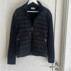 Svart moncler cardigan  - Svart moncler cardigan köpt på NK i Göteborg kvitto finns 