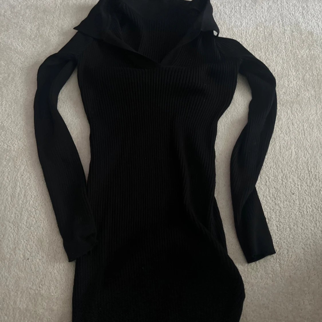 Svart ribbad långärmad klänning