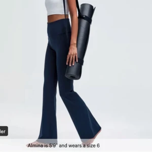 Lululemon yoga tights - Säljer ett par mörkblå yogabyxor med bootcut-modell och hög midja från Lululemon . Köpta i somras på NK men endast använda fåtal gånger. Storlek 8 passar s/m. De går att använda de båda nerfällda och vanligt!🩵💙🤍nypris 1280kr