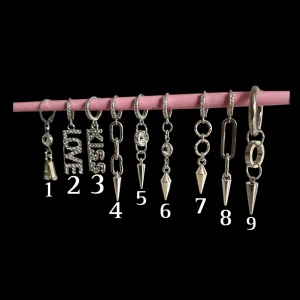 Silviriga örhängen - Silvriga örhängen- Skriv siffran på de/ dom örhängena du vill köpa. Om du köper ett örhänge kan du bara skriva siffran till mig och köpa direkt, vill du köpa flera (eller ett par av en siffra) så skriver du vilka siffror så justerar jag priset. Alla örhängen på bilden är styck men går som sagt att köpa par. Köper du bokstavs örhängen skriv även med bokstav då. Handgjorda, nickelfria, rostfria. (Bokstaven på bokstavs örhänget är gjord i akryl)