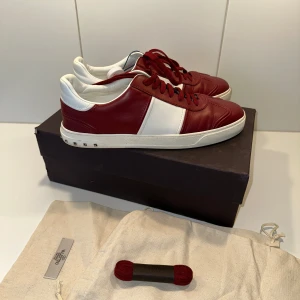 Valentino Flycrew - Säljer nu dessa Valentino Flycrew i färgen Vinröd! Dessa flycrews är nästan i nyskick, extremt fräscha och har inte använts många gånger, endast en nit borta och ingen heeldrag! Storlek 45 men kan passa lite olika från person. Allt og kommer med som t.ex helt nya skosnören och dustbags! De har till och med original sticker kvar i skon! För fler bilder eller frågor, tveka inte att skriva ✍️!