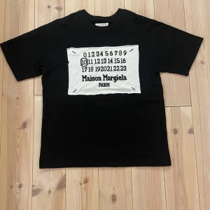 Maison Margiela T-Shirt - En riktigt fet Maison Margiela T-Shirt. Perfekt till sommarn. Storlek S och är i prima skick. Tveka inte vid någon fråga 😁