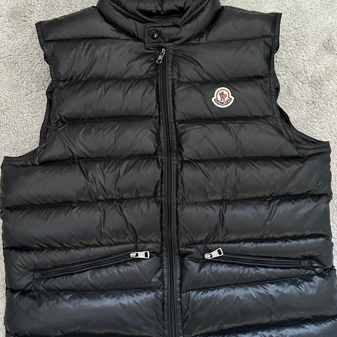 Svart dunväst från Moncler