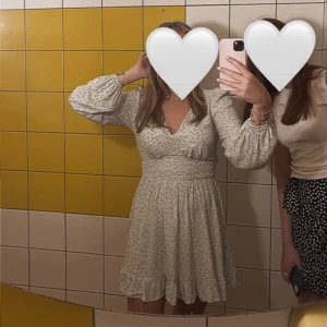 Klänning - Sommar klänning från Cropp i storlek M (passar S) 