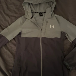 Under armour jacka - Säljer nu en grå under armour jacka som är i storlek xs men passar s den är i väldigt bra skick och köpt på Jd sports för ca 1000 fraktas direkt vid köp 