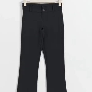 Svarta kostymbyxor med bootcut - Snygga svarta kostymbyxor med bootcut och låg midja. Aldrig använda, helt nya! Säljs då dom va försmå. Nypris 499kr Mitt pris 250kr Om egna bilder önskas kan det fås vid intresse.