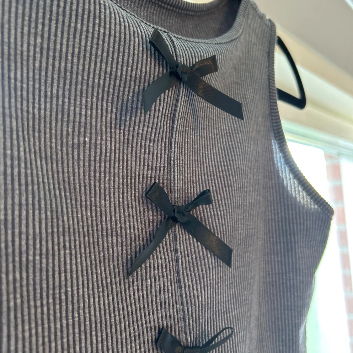 Ribbad grå croppad linnetopp med rosetter - 1