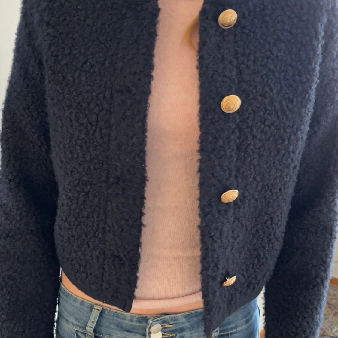 Mörkblå teddyjacka med guldknappar