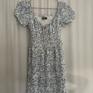 Blommig klänning - Så söt sommarklänning! Knappt använd🦋🦋