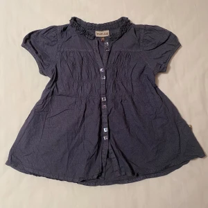 Pomp de Lux blus - BARNSTORLEK! Säljer en lila blus från Pomp de Lux i barnstorlek 110/116. Hör av dig om du har frågor🩷