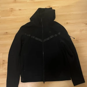 Svart Nike tech - Säljer denna för att jag inte använder den mer, skicket är bra och Pris kan diskuteras!! 