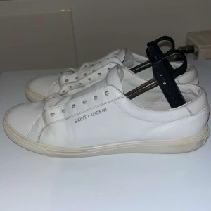 Saint Laurent skor -  saint Laurent skor | väldigt bra skick | sitter lite större | nypris 5000 |  Tveka inte att höra av dig vid frågor osv Först till kvarn⭐️