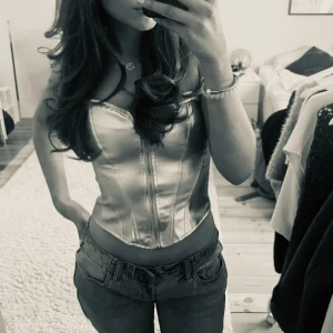 Ljusblå satin korsett - Säljer min jätte fina korsett topp från new Yorker!!