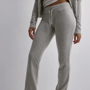 Mjukisbyxor Nelly - Säljer mina oanvända mjukisbyxor från Nelly, super fina utan defekter och sitter perfekt! Strl M men små i strl så passar mer S💞